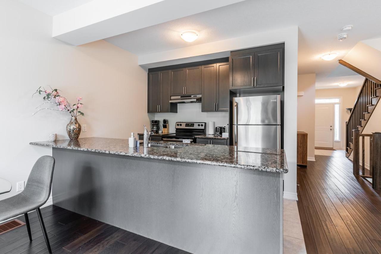 Globalstay Modern Townhomes In Lakeshore Steps To The Beach Hamilton Exterior foto