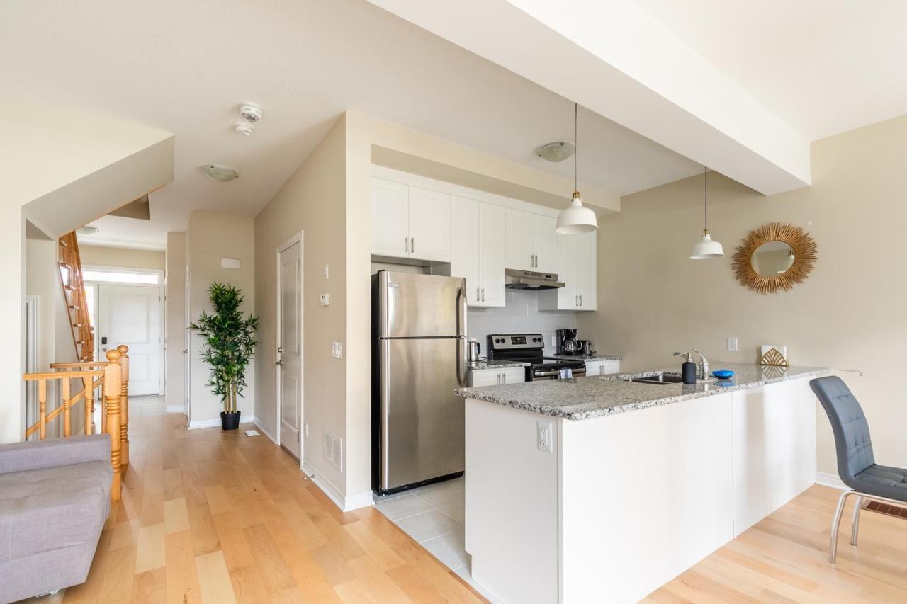 Globalstay Modern Townhomes In Lakeshore Steps To The Beach Hamilton Exterior foto